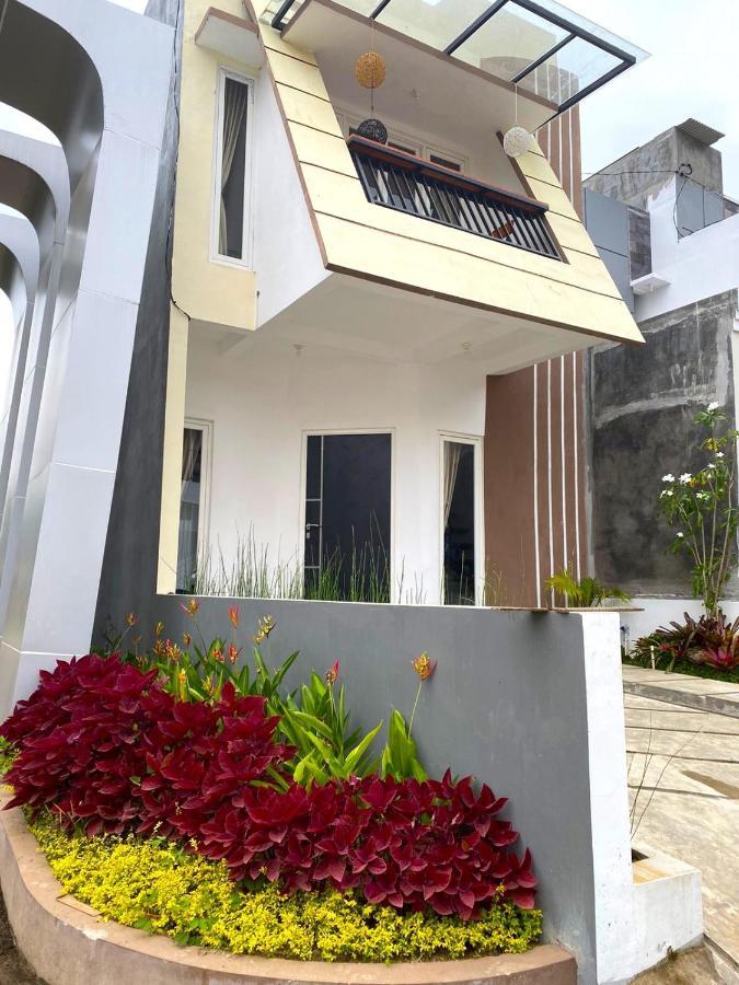 Villa Royal Arois Syariah Dekat Jatim Park 3 Tlekung Exterior photo